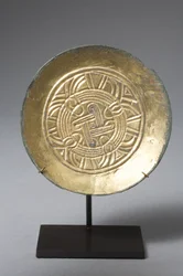 Broche en forme de soucoupe (bronze doré)